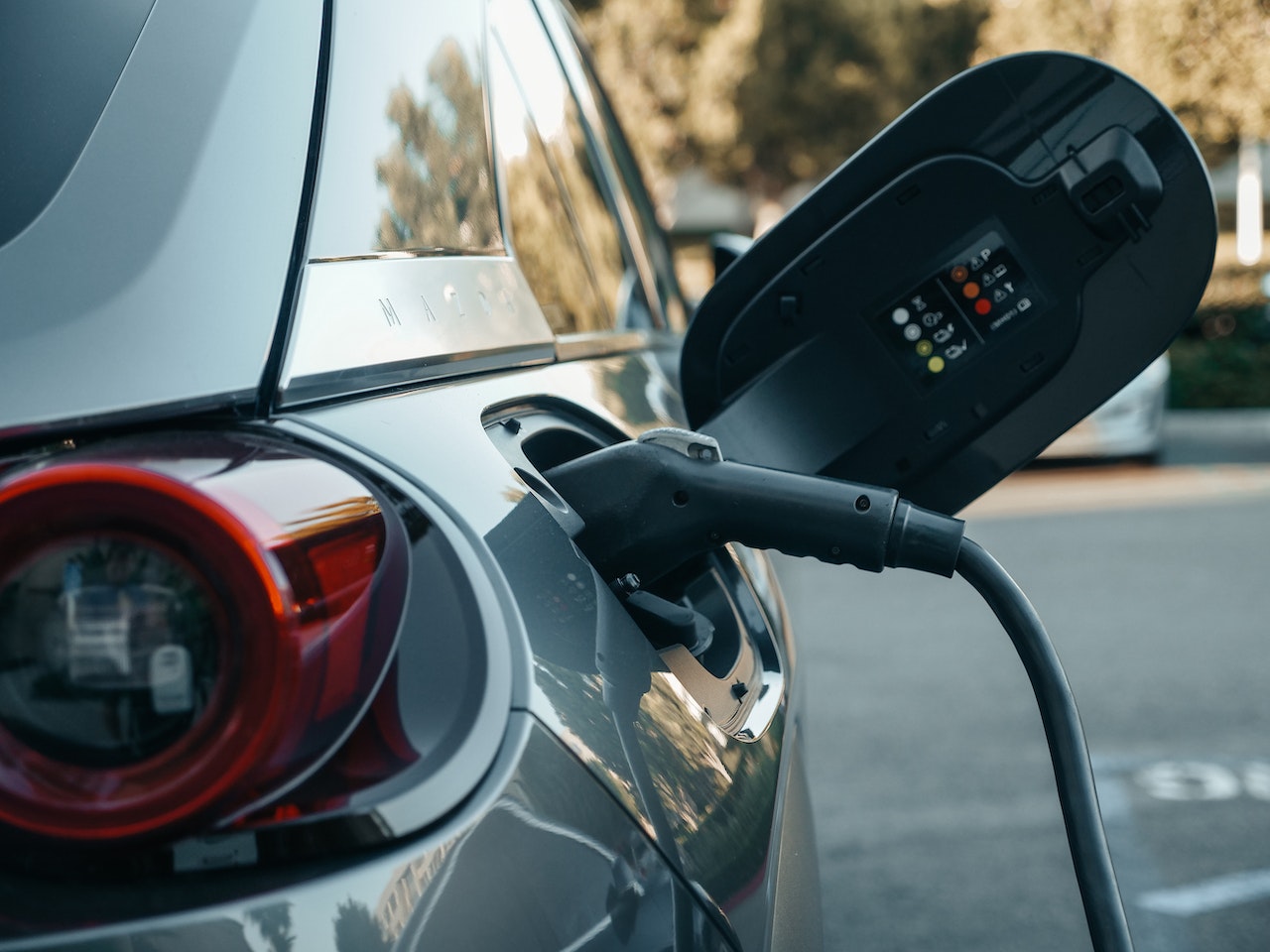 is hybrid or electric better for the environment